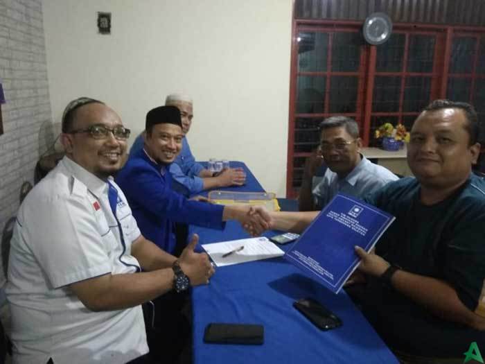 mengembalikan formulir pendaftaran ke PAN Tangsel