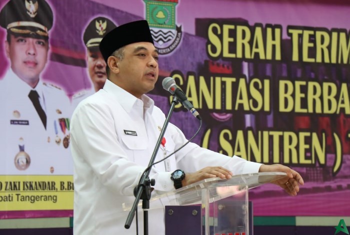 Bupati A Zaki Iskandar serahkan bantuan Sanitren