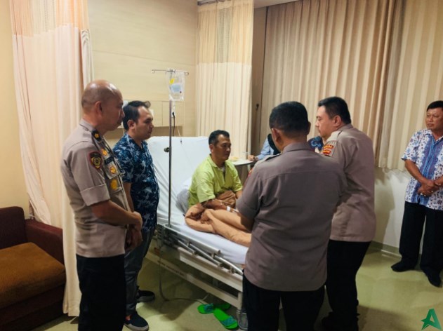 Kapolda Banten Jenguk Kapolsek Menes di RS