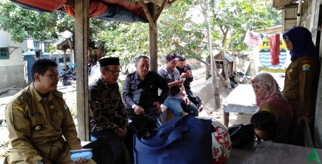 Lurah Cipare dan Bidan kunjungi rumah penderita gizi buruk