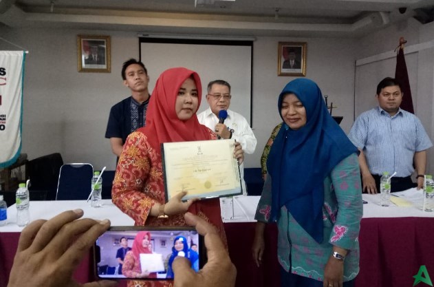 Siti Nurkhairani menerima ijazah STIKes IMC