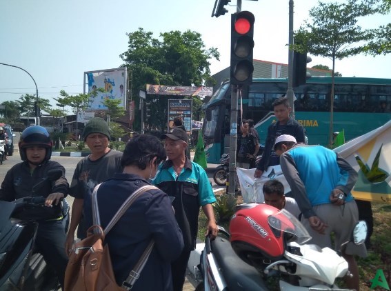 bus seruduk sepeda motor