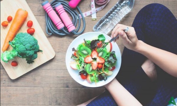 menyantap makanan sehat