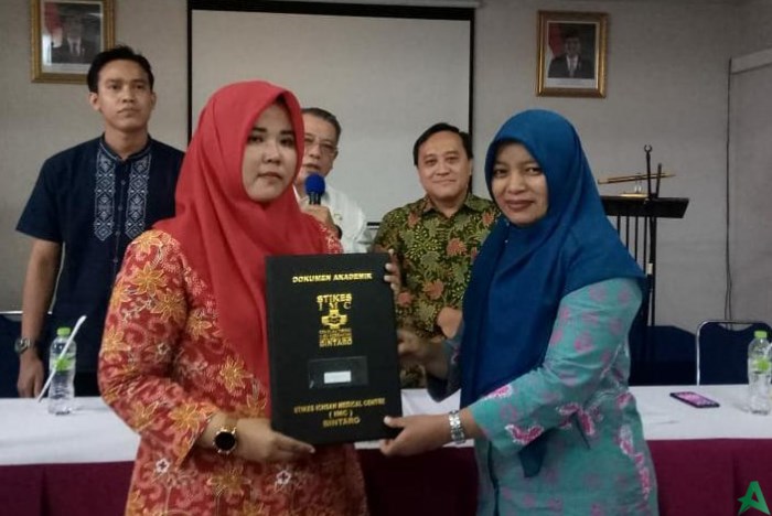 rani terima ijazah dari STIKes IMC