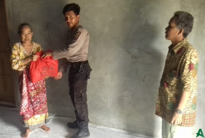 Polsek Walantaka bagikan zakat