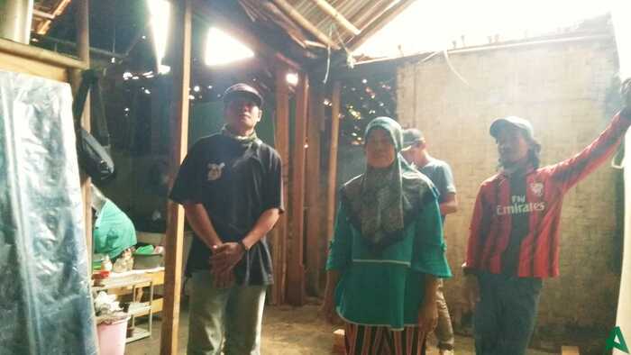 Rumah Bocor, Ibu Miskin Ini Viral di Medsos
