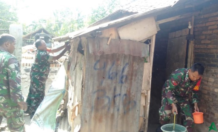 Sejumlah anggota Koramil memperbaiki rumah