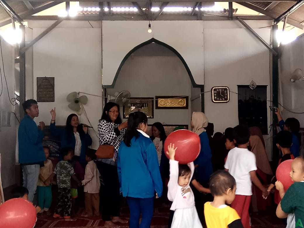 Mahasiswa Beri Edukasi Makanan Sehat di Kampung Pemulung