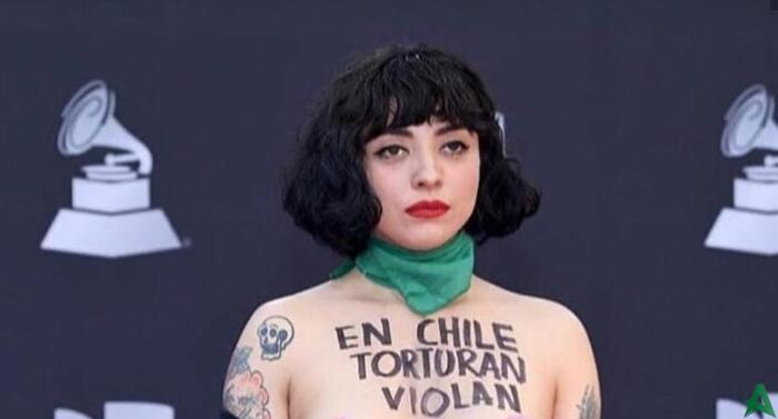 Dukung Demonstran Anti Pemerintah, Penyanyi Chile Ini Umbar Payudaranya