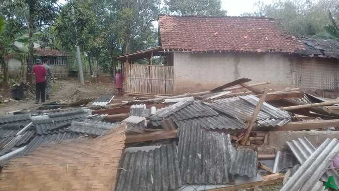Diterjang Puting Beliung Dua rumah Warga Jambe Rata Dengan Tanah