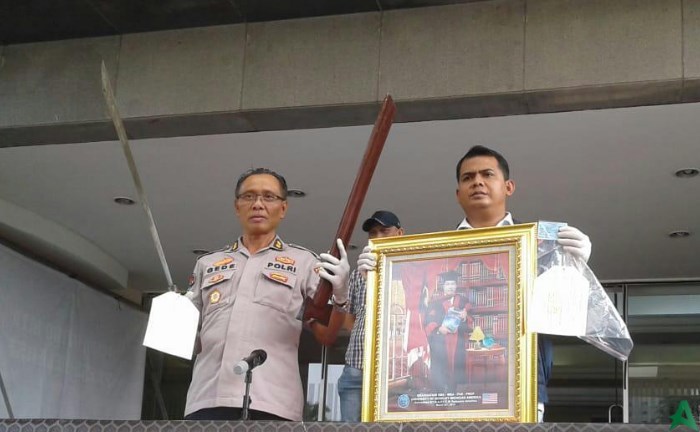 kendaraan berplat B 1 RI palsu dan sajam