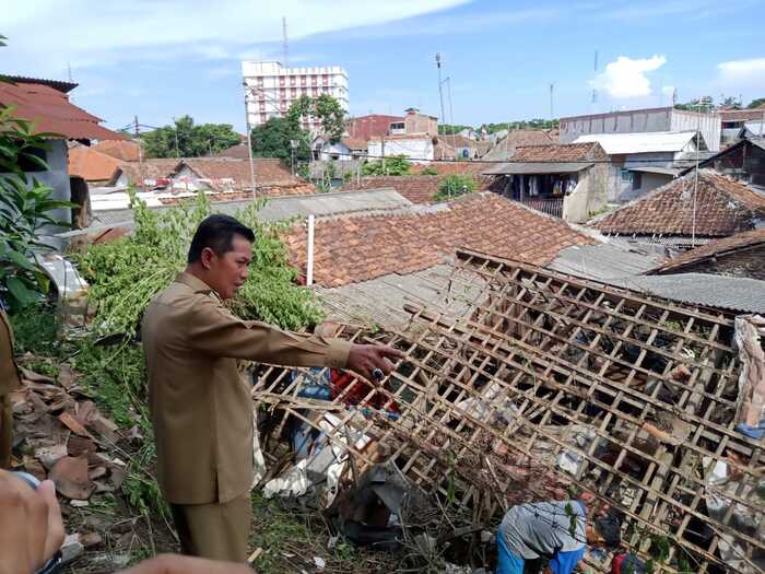 Rumah Tatu di Serang Hancur Tertimpa Tembok Pembatas Sekolah