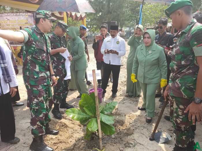Ribuan Pohon Ketapang Ditanam di Pantai Labuan