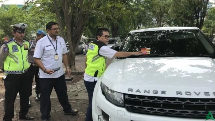 Tunggak Pajak, Mobil Mewah Dilabeli Stiker