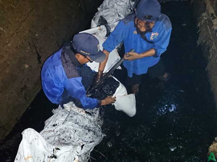 Satgas SDA Pancoran Kuras Saluran PHB Kalibata