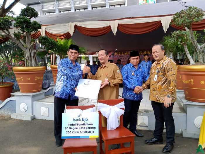 Tingkatkan Kualitas Pendidikan, BJB Bantu Mebeuler Sekolah