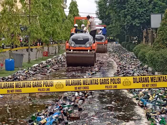 Puluhan Ribu Botol Miras Digilas