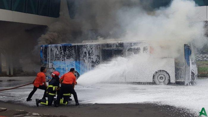 Bus Pengangkut Penumpang Terbakar di Terminal 3 Bandara Soetta