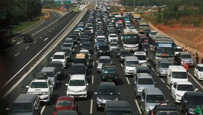 contraflow di tol jakarta cikampek