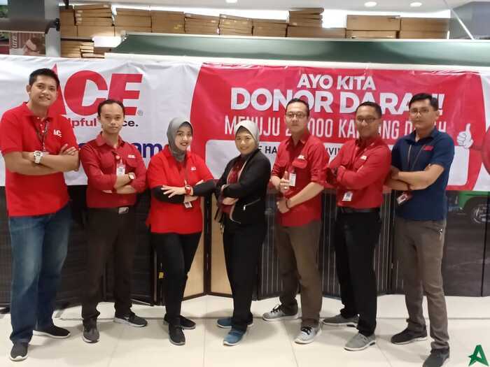 Karyawan dan Pengunjung Ace Hardware Living Plaza Bintaro Ikut Donor Darah