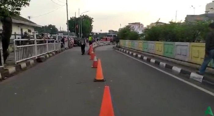 terapkan dua lajur di depan stasiun pasar minggu