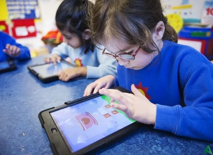 Layar Gadget Hambat Perkembangan Otak Anak