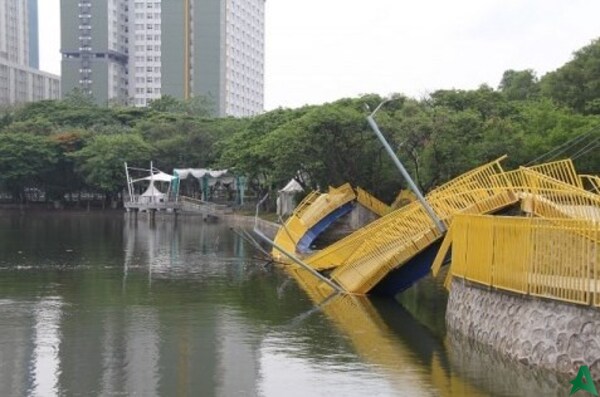 jembatan utan kemayoran ambruk