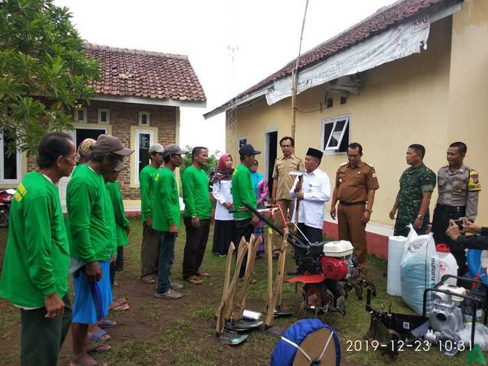 Petani di Serang Dapat Bantuan Alat Pertanian dan Bibit