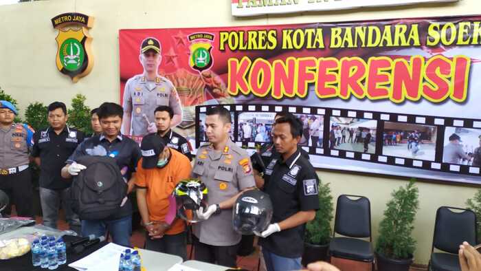 Hati-hati Taruh Helm di Parkiran Bandara Soetta