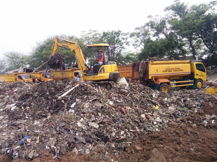 700 Ton Sampah Menumpuk di Bantaran Sungai Cisadane