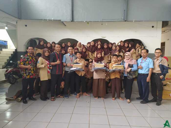 Ratusan Siswa SMP Terbuka Dapat Perlengkapan Sekolah