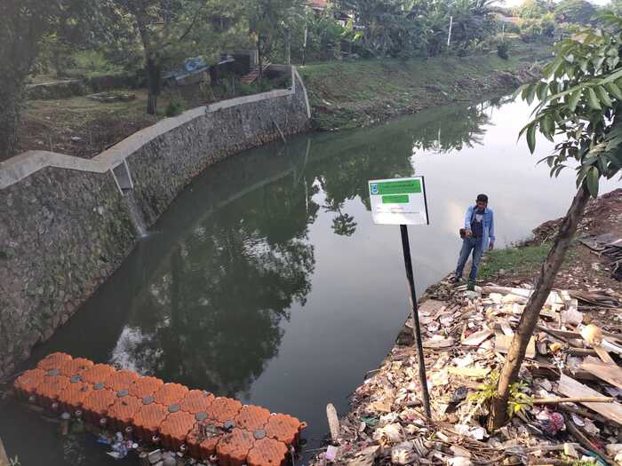 Musim Hujan, Sampah Numpuk di Situ Parigi