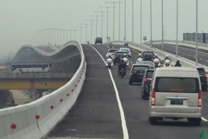 Pengemudi Jarak Jauh Diimbau Tidak Lintasi Tol Layang Jakarta-Cikampek