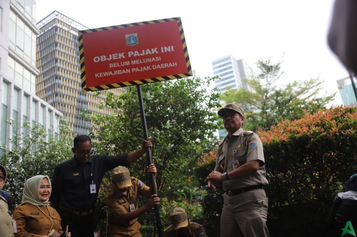 Dua Bangunan Di Setiabudi Dipasang Plang Tunggak Pajak
