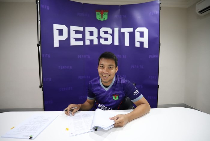 Hamka Hamzah teken kotrak di persita