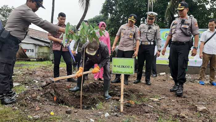 Mapolres Serang Kota Tanam Dua Ribu Pohon