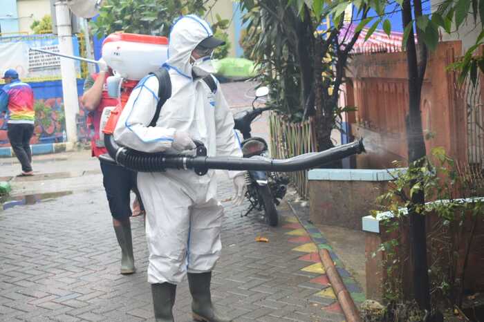 Cegah Penyakit, PMI Kota Tangerang Semprot Disinfektan
