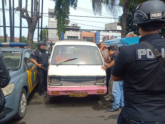 Sopir 'Tembak' Bawa Lari Angkot