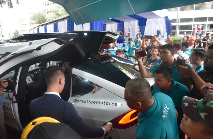 isi daya di SPKLU Tangcity