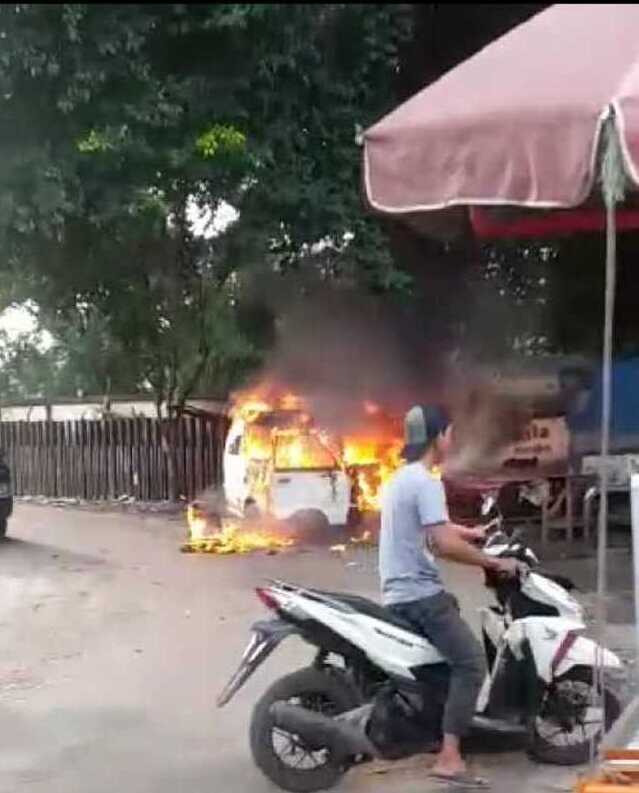 Lagi Ngetem, Angkot di Ciputat Ludes Terbakar