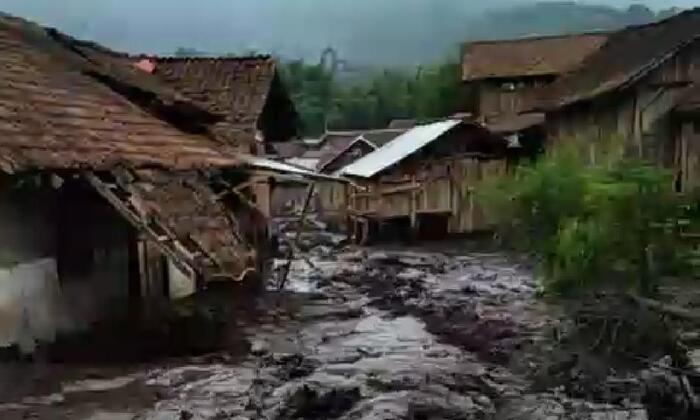 Banjir Lumpur dan Kayu Terjang Bondowoso