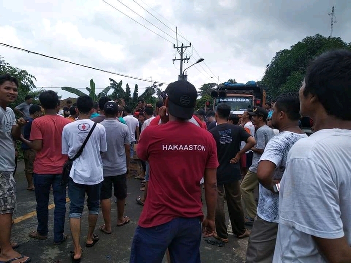 Empat Kampung Kebanjiran, Warga Blokir Jalan Nasional