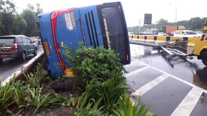 Bus Damri Terbalik di Jalan Tol Bandara Soekarno-Hatta