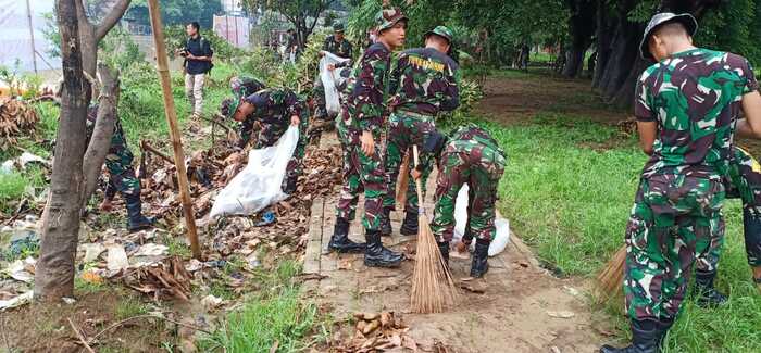 Antispiasi Banjir, TNI di Tangerang Bersihkan Sampah di Sungai