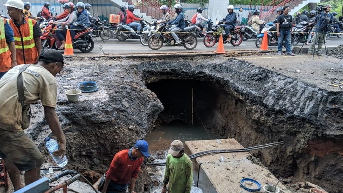 Jalan Daan Mogot Ditutupi Plat Baja
