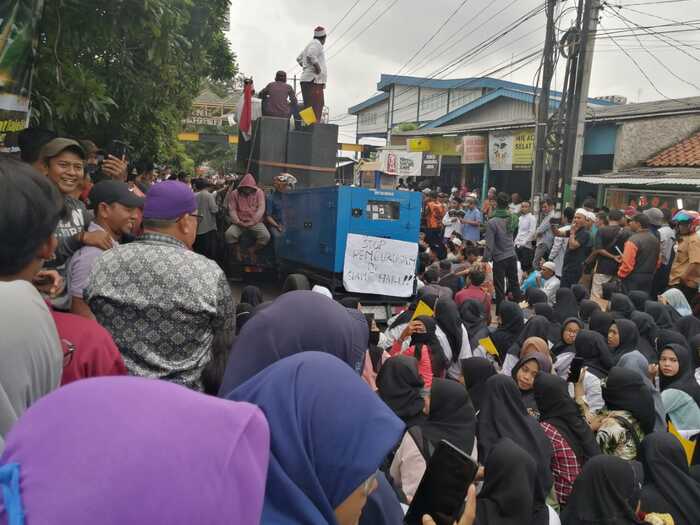 Protes Lalu Lalang Truk, Ratusan Santri Blokir Jalan