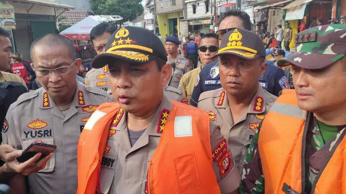 Amankan Wilayah Banjir, Petugas Gabungan Patroli Pakai Perahu
