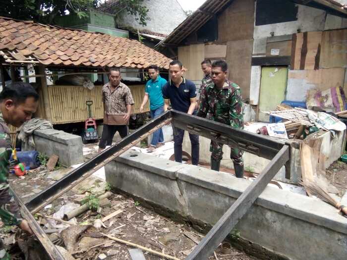 Koramil Cikande Bersihkan Rumah Korban Banjir