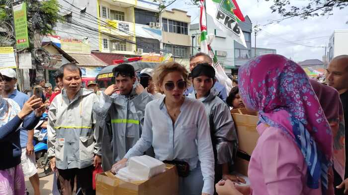 Pakai Baju Seksi, Nikita Mirzani Temui Korban Banjir di Kota Tangerang