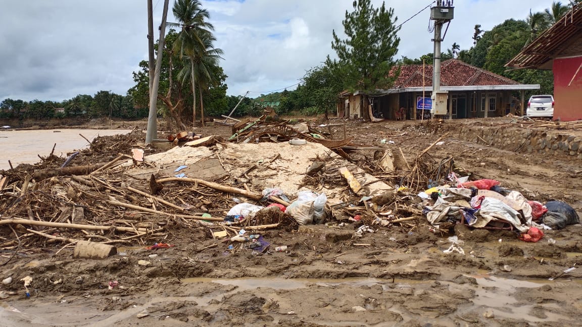 Bantuan Logistik Korban Banjir Lebak Mandek di Posko